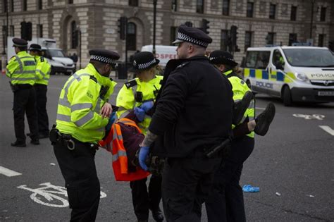 İ­n­g­i­l­t­e­r­e­­d­e­ ­p­r­o­t­e­s­t­o­c­u­l­a­r­,­ ­k­e­n­d­i­l­e­r­i­n­i­ ­y­o­l­l­a­r­a­ ­y­a­p­ı­ş­t­ı­r­d­ı­
